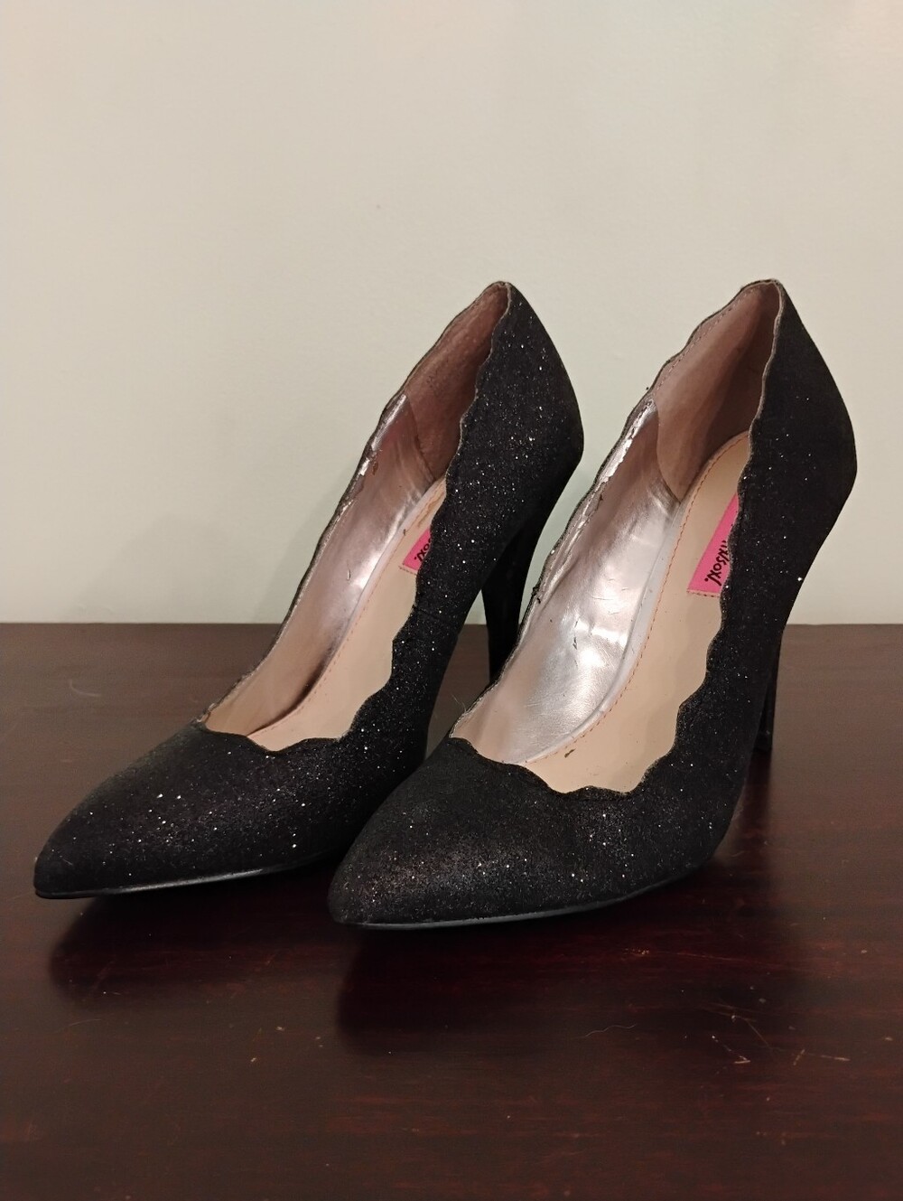 Betsey Johnson Avery Scalloped Glitter Pumps Heels - Size 8.5